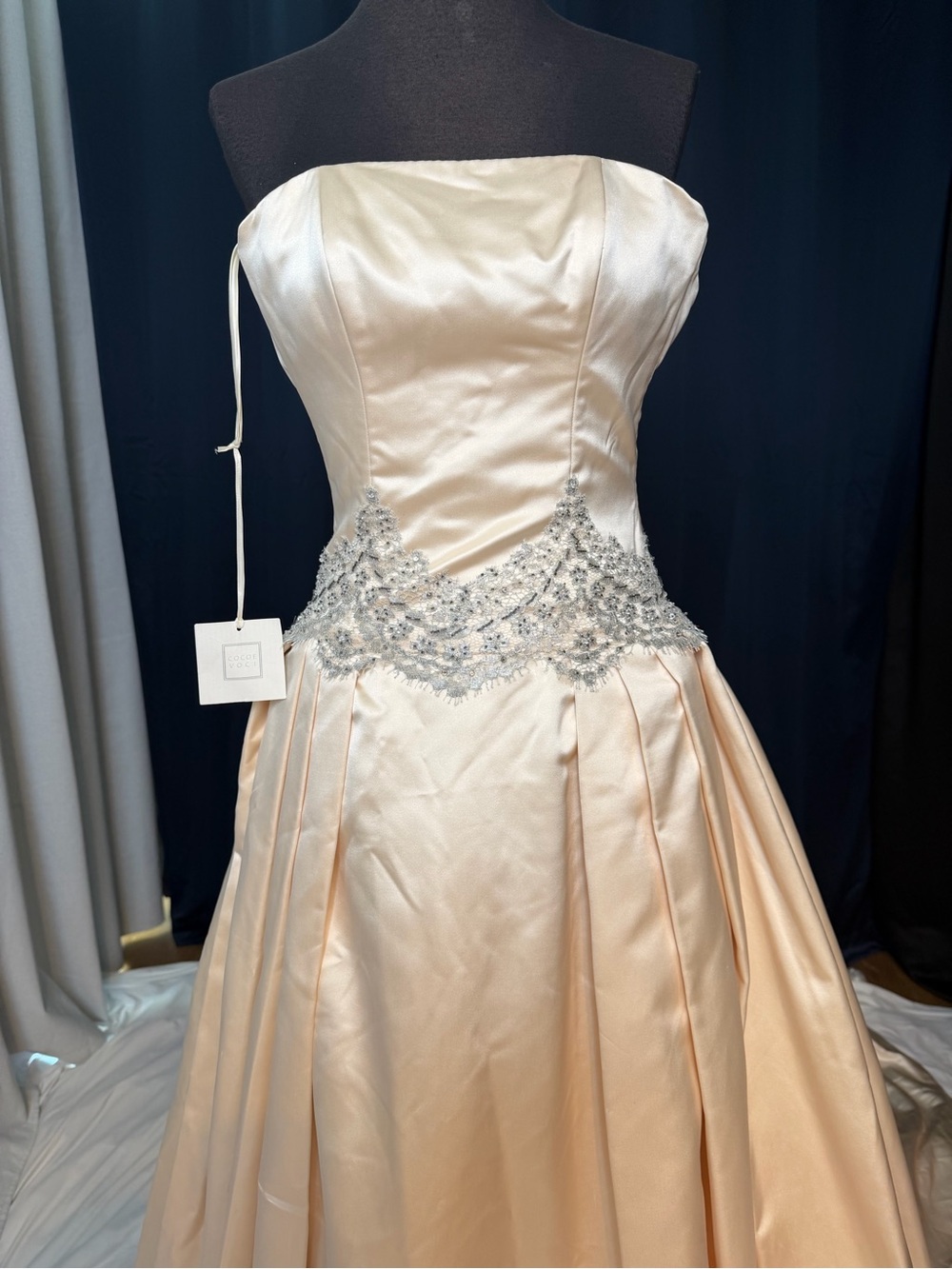NWT COCOE VOCI WEDDING GOWN SIZE 4 w/veil & clutch - Picture 15 of 16